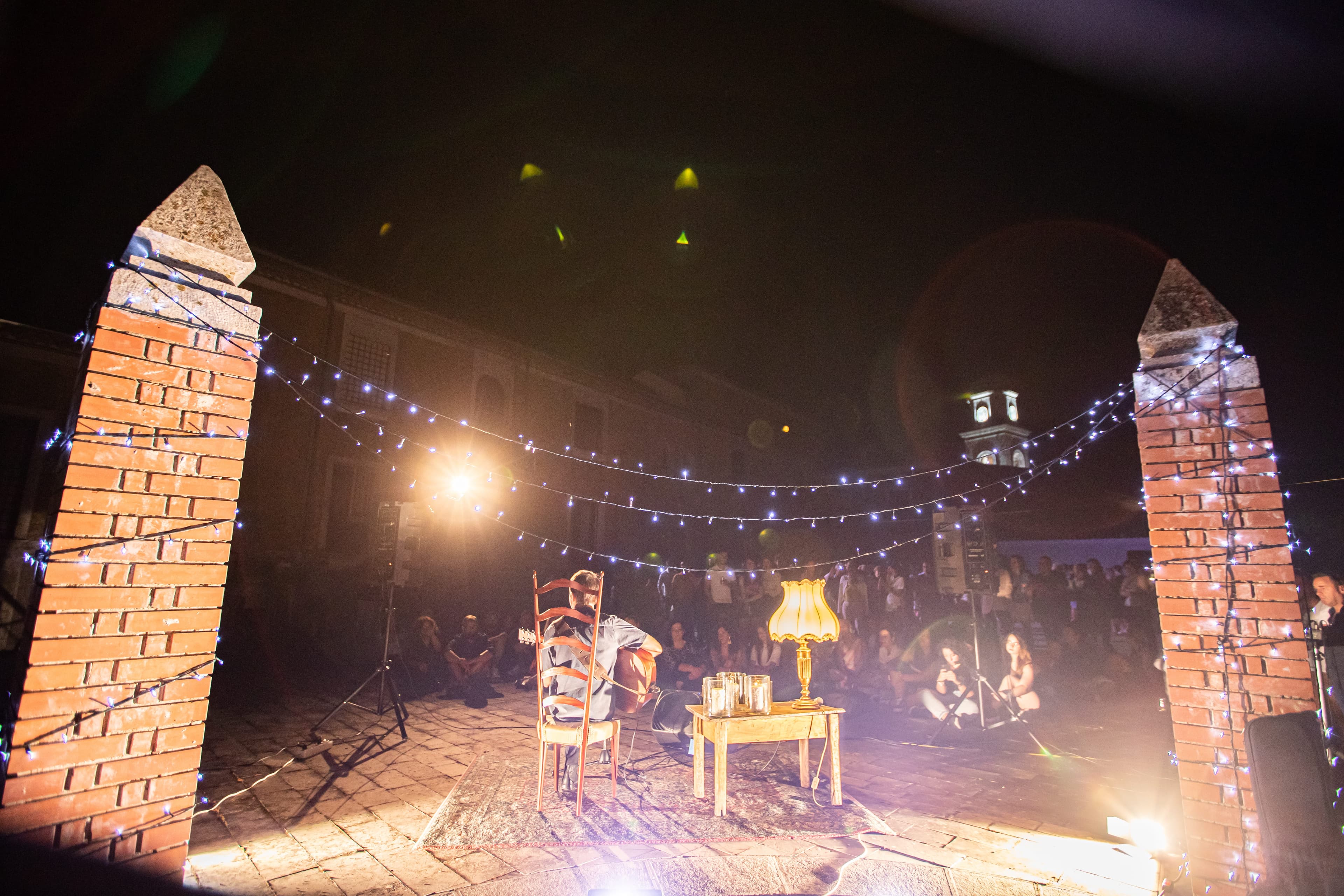 Vista panoramica del palco con luci e pilastri