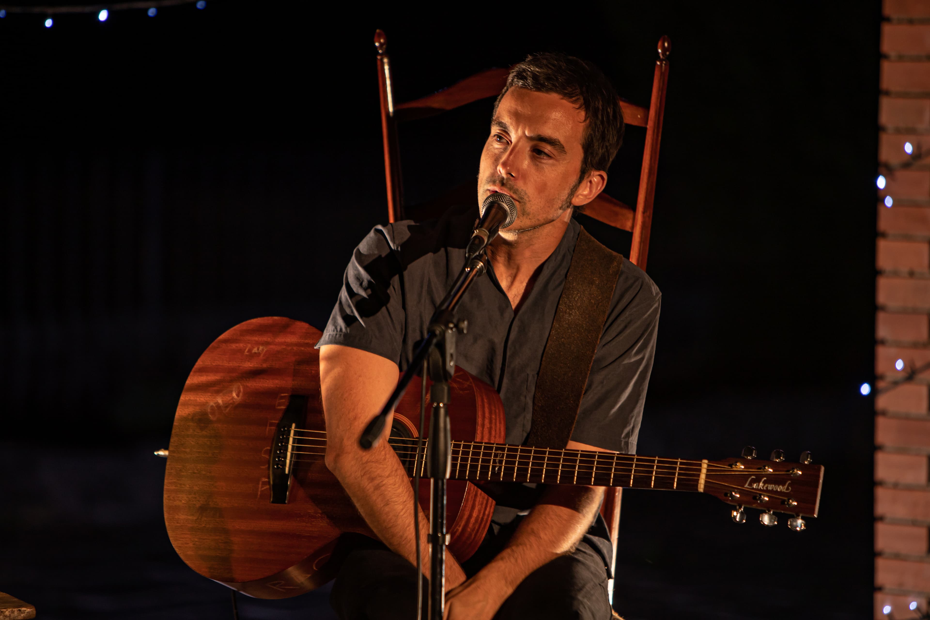 Primo piano del musicista con la chitarra