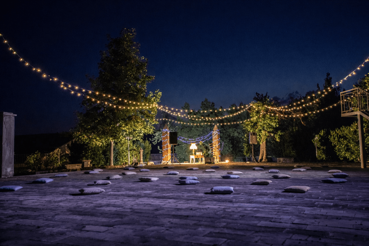 Il palco del Parco Castello illuminato dalle lucine