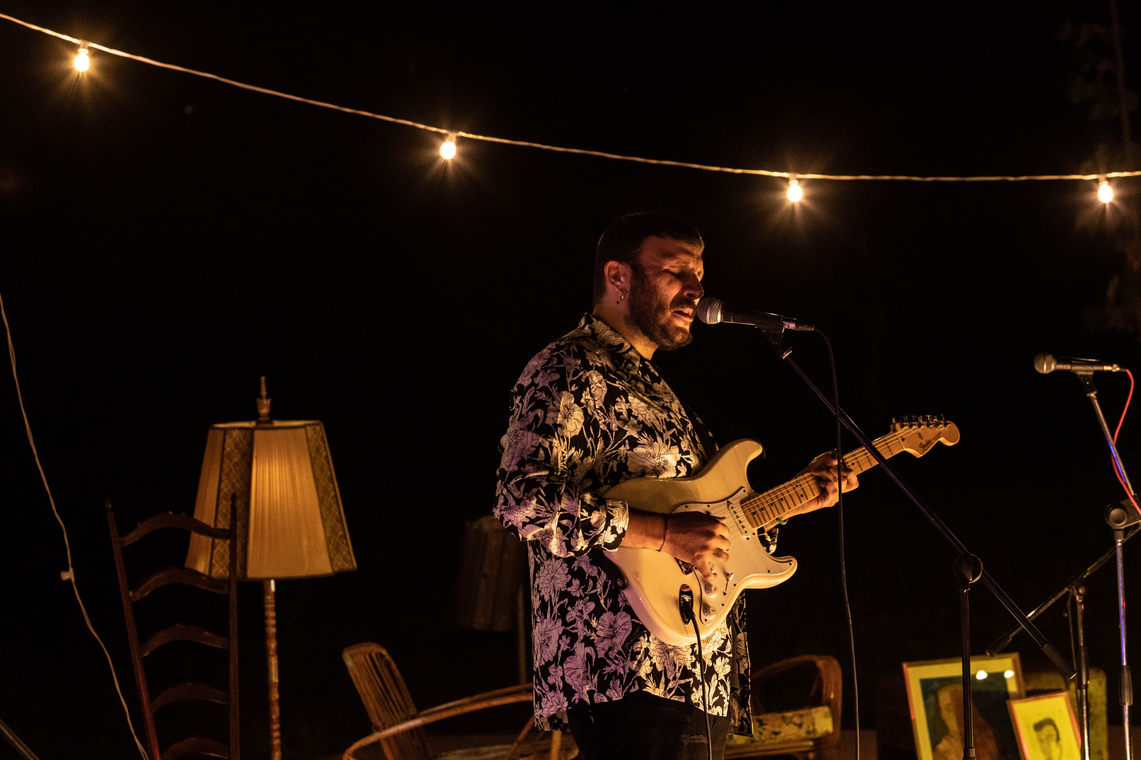 WrongOnYou sul palco con la chitarra