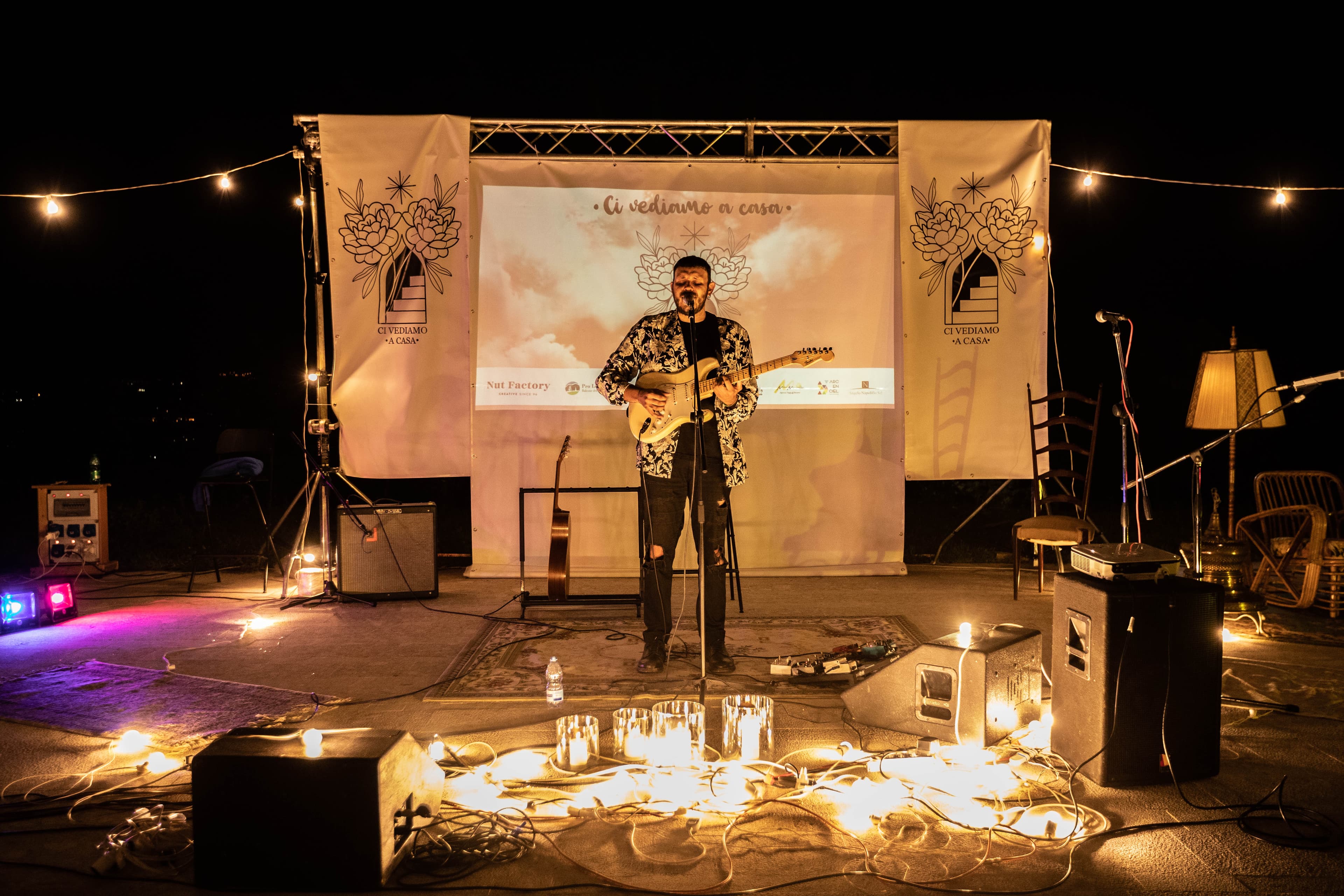 WrongOnYou live con lo schermo Ci Vediamo A Casa