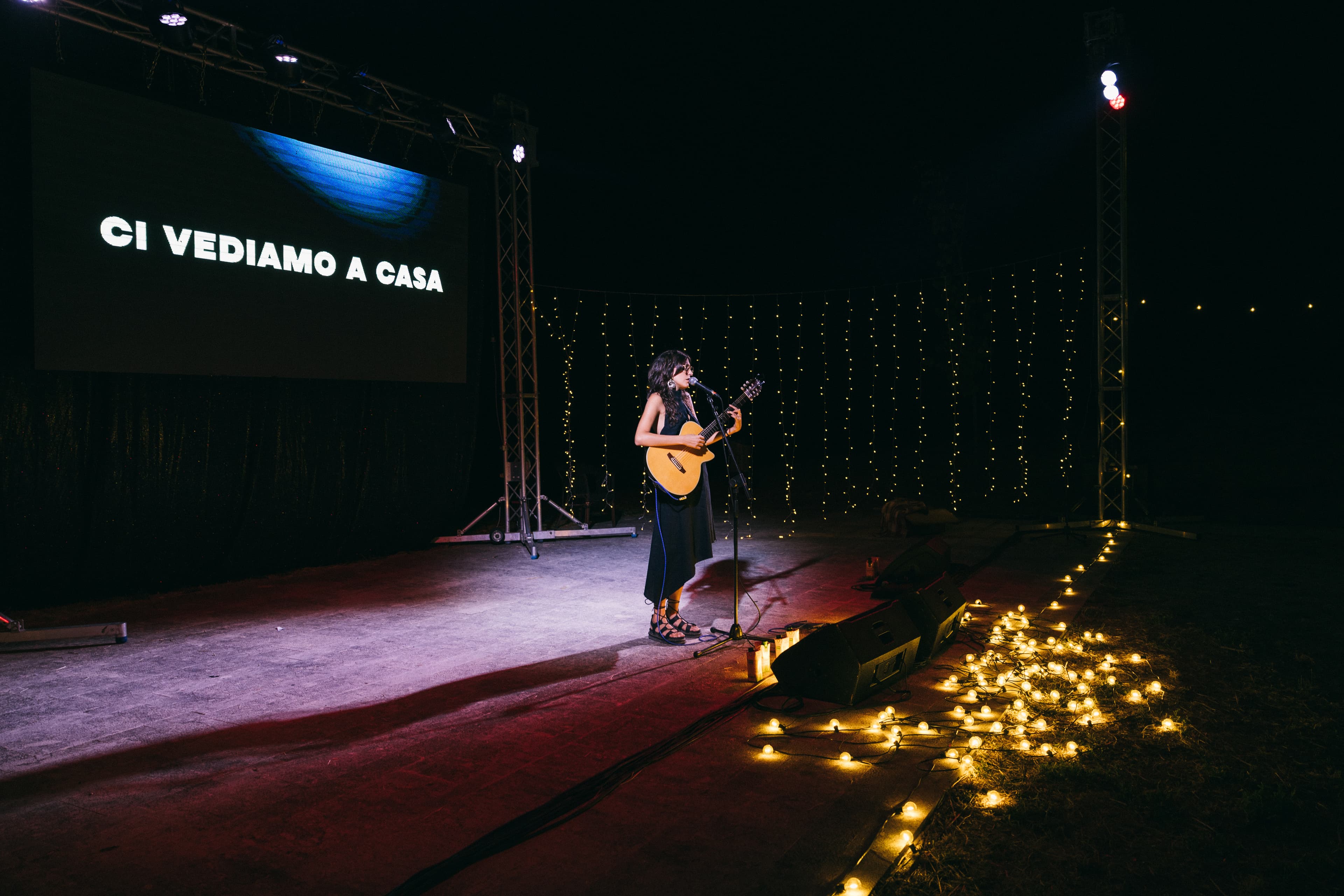Anna Castiglia sul palco con la chitarra