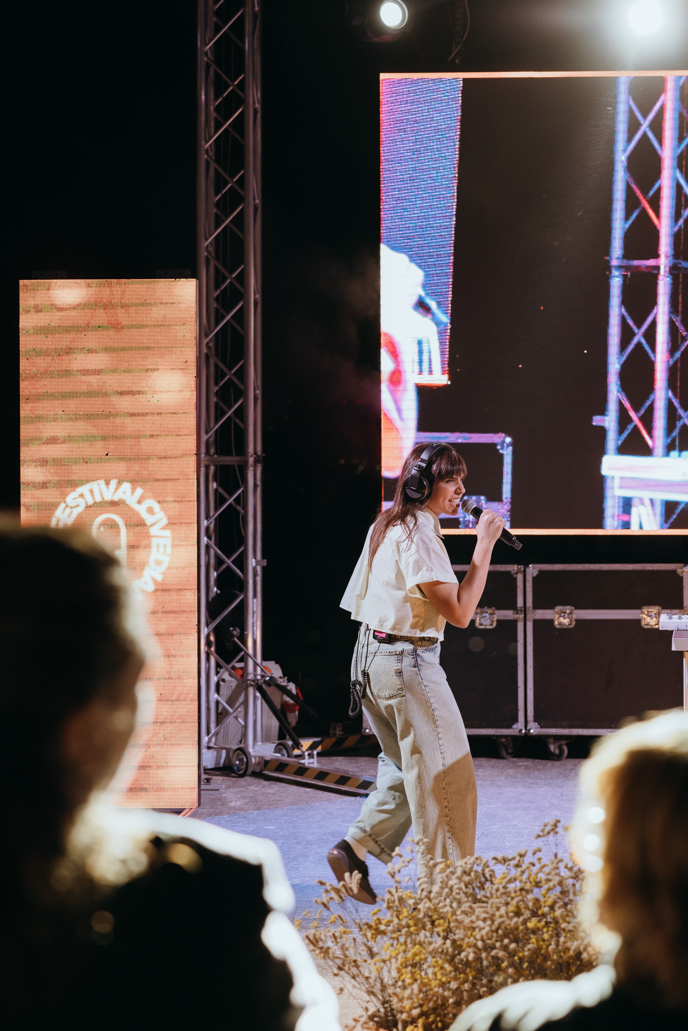 Sarafine con le cuffie sul palco