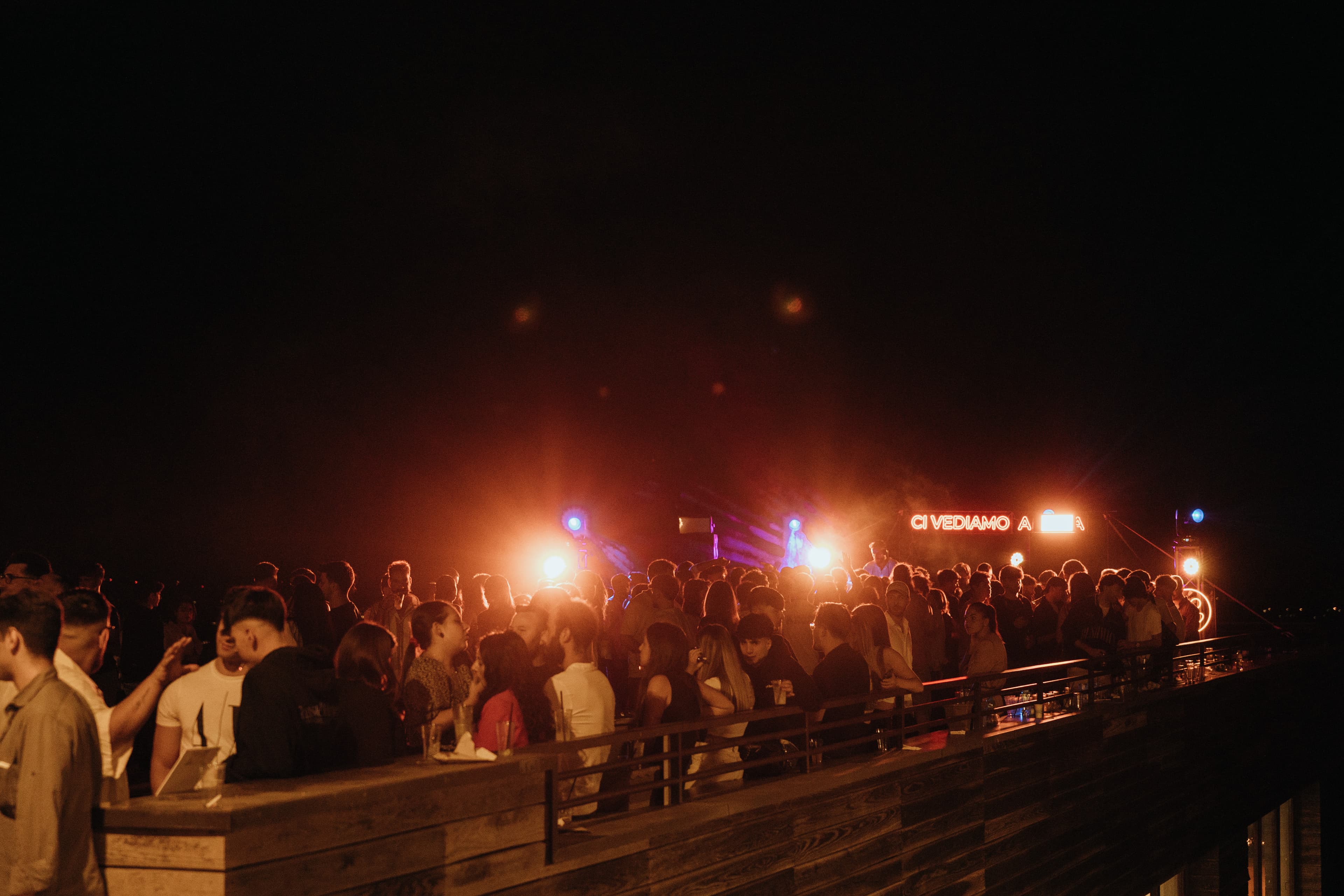 Sarafine con il pubblico sullo sfondo illuminato